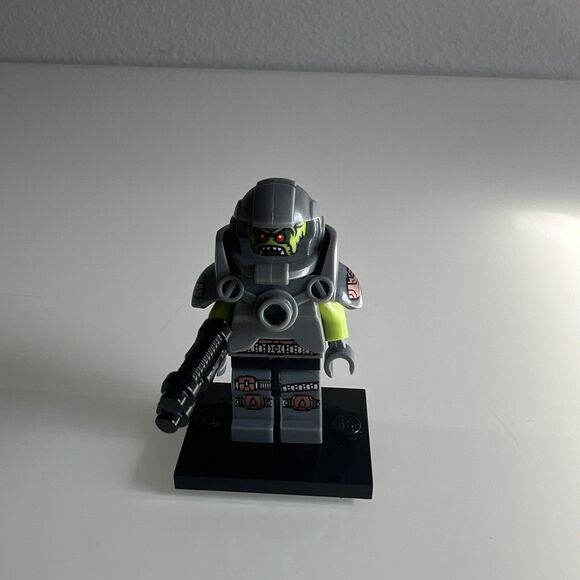 Lego Series 9 Alien Avenger Collectible Minifigure 71000 - Picture 1 of 3